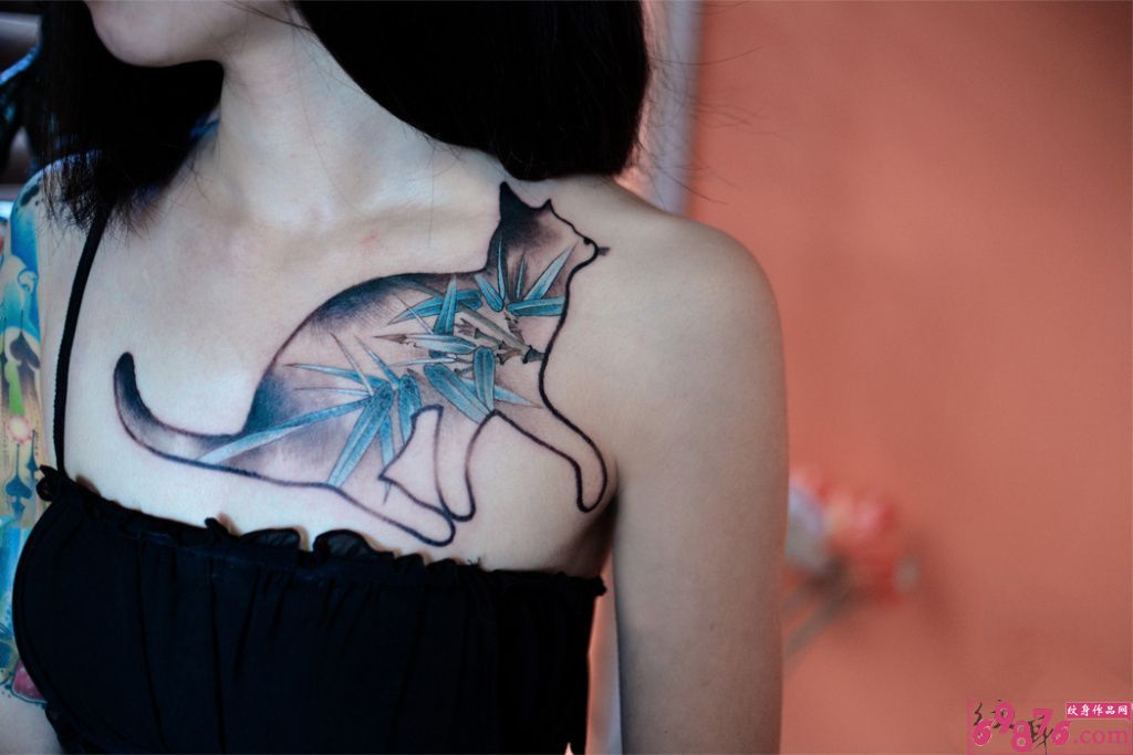 创意竹子猫咪胸部纹身图片