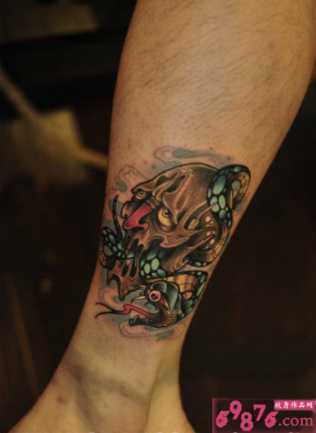 个性欧美风骷髅与蛇纹身图片