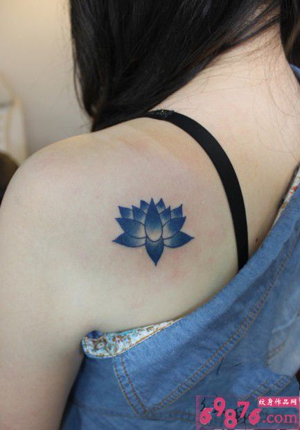 肩部清新蓝色小莲花纹身图片