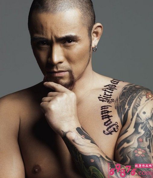 型男霸气披肩般若英文纹身图片