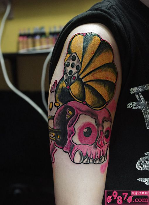 复古创意骷髅留声机手臂纹身图片