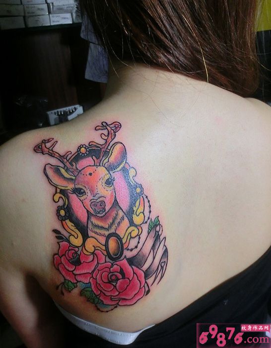 彩色可爱麋鹿玫瑰纹身图片