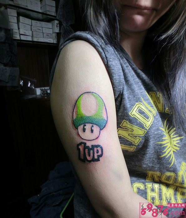 绿色马里奥蘑菇手臂纹身图片