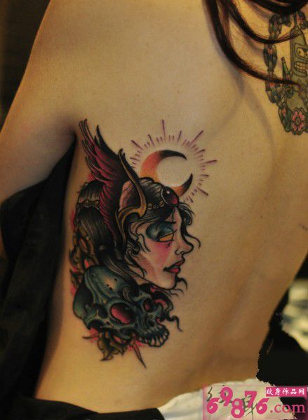 欧美风骷髅美女头像腰部纹身图片