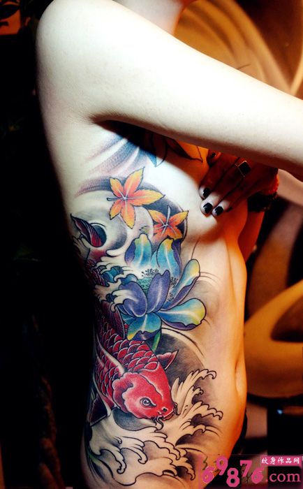 中国传统鲤鱼莲花枫叶纹身图片