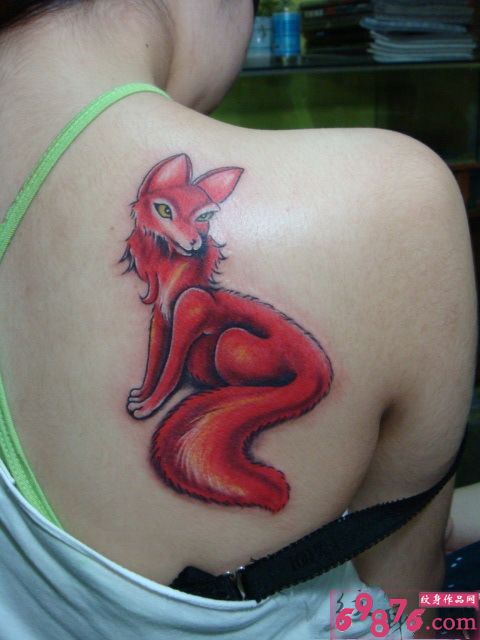 香肩红色狐狸纹身图片