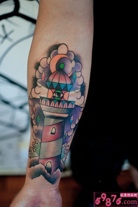 云雾中指路灯塔创意纹身图片