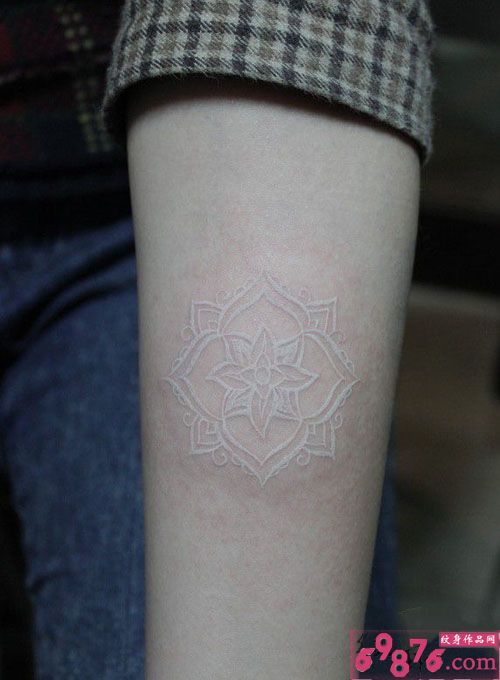 个性白色小图腾手臂纹身图片