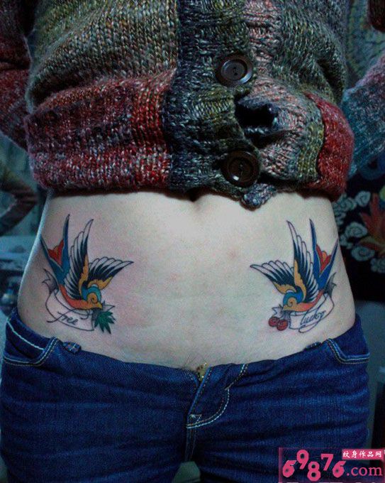 彩色燕子侧腰纹身图片