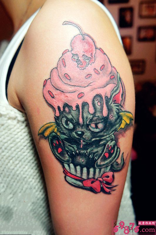 个性创意奶油小猫手臂纹身图片