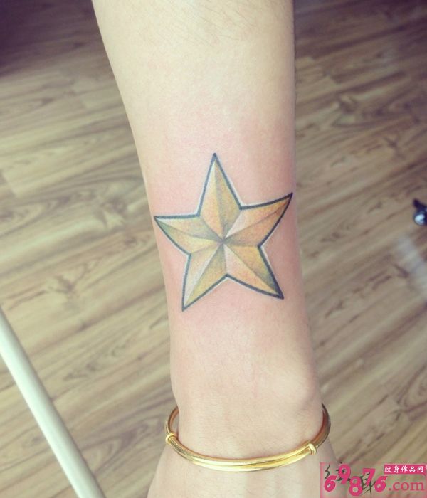 清新时尚五角星手腕纹身图片