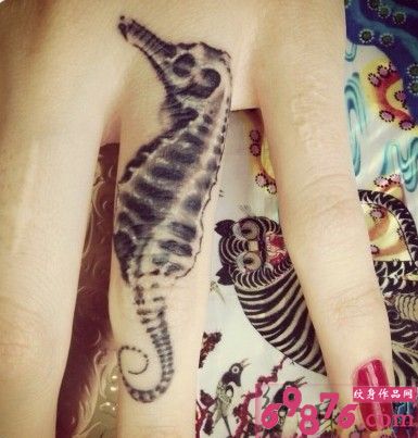 创意小海马手指纹身图片