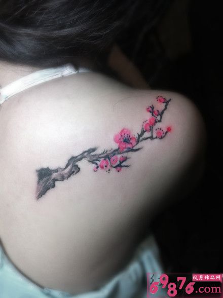中国娇艳梅花肩部纹身图片