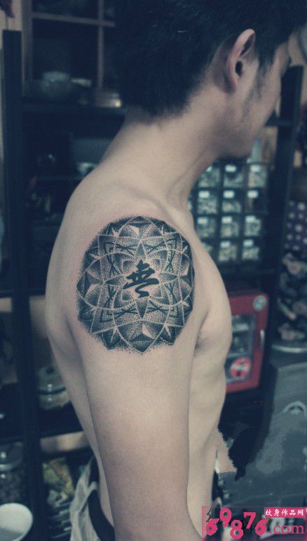 个性手臂迷宫图腾纹身图片