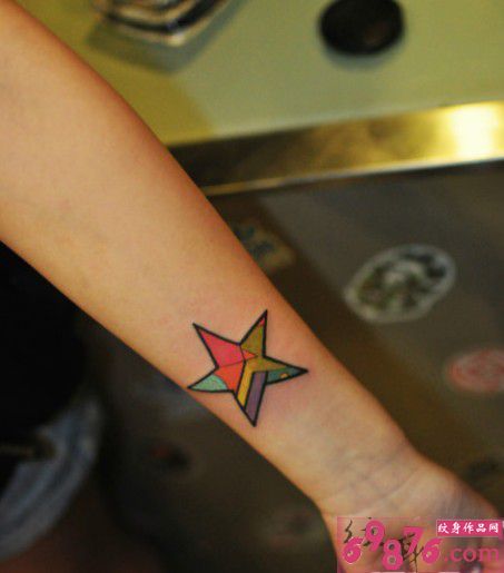 彩色小星星手腕纹身图片