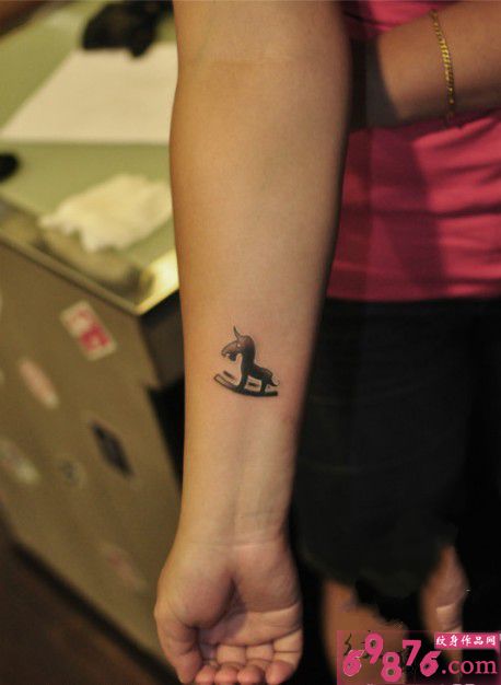 童年木马复古手腕纹身图片