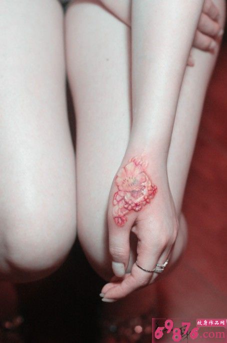 粉色小花朵虎口遮疤痕纹身图片