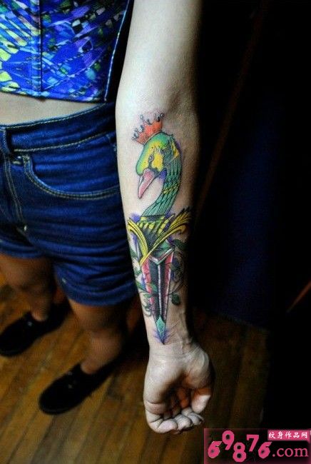 皇冠天鹅与剑创意手臂纹身图片