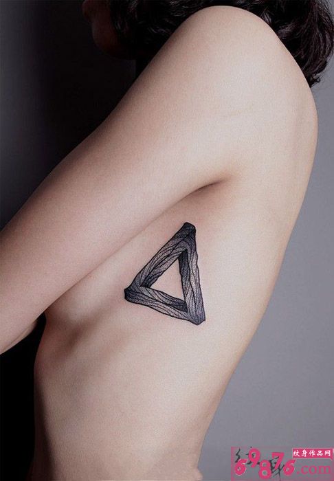 侧胸创意三角形纹身图片