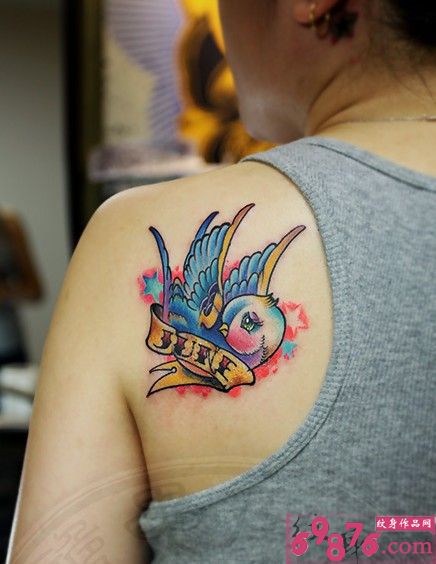 彩绘燕子唯美肩部纹身图片