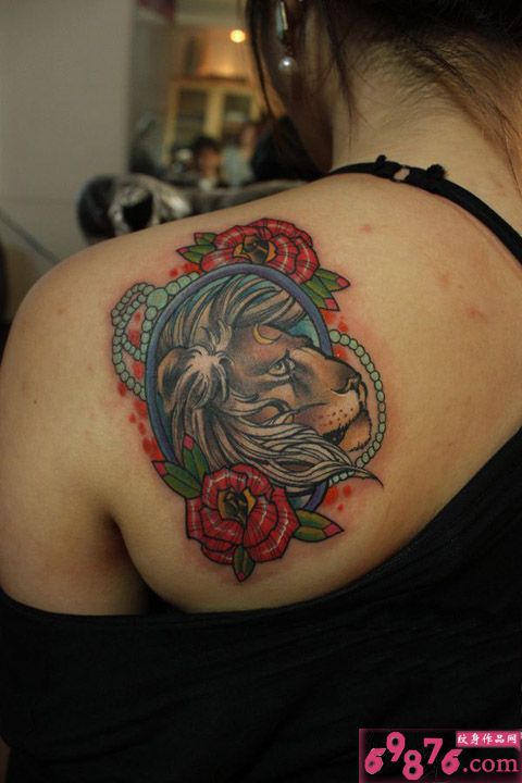 狮子头像与玫瑰镜子纹身图片