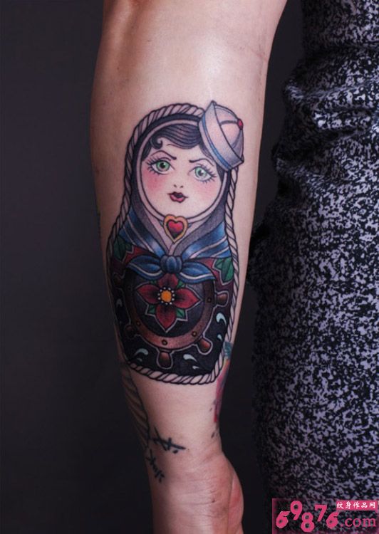 创意不倒翁娃娃手臂纹身图片
