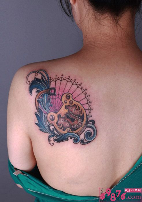 海浪与锁唯美肩部纹身图片