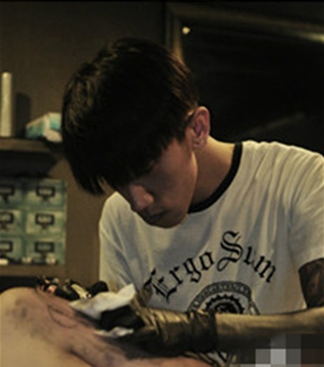 男士手臂简易刺青图图片