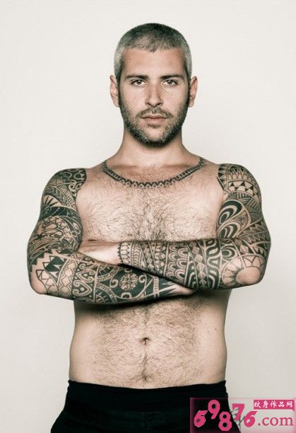 男模手臂图腾纹身图片