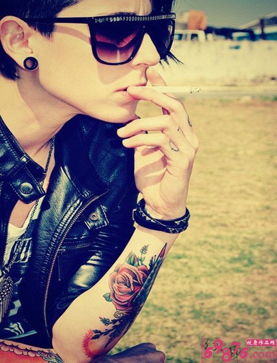 朋克女模手部玫瑰纹身图片