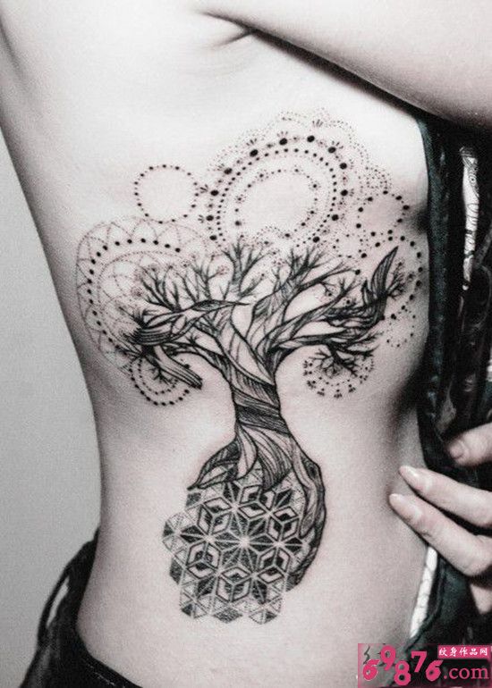 唯美简约腰部树藤纹身图片