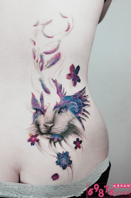 后腰创意飞舞蝴蝶与猫纹身图片
