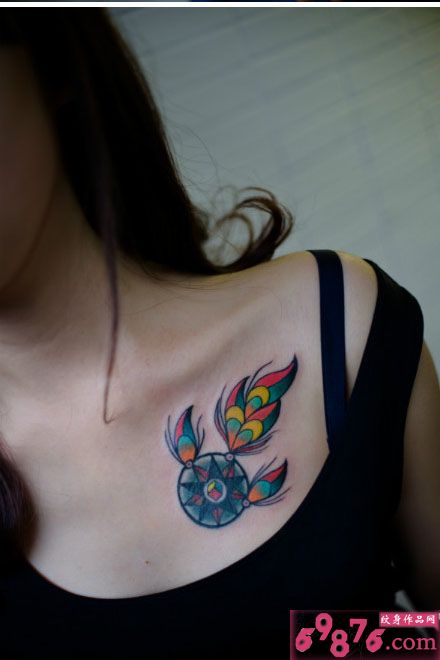 彩色捕梦网胸口纹身图片