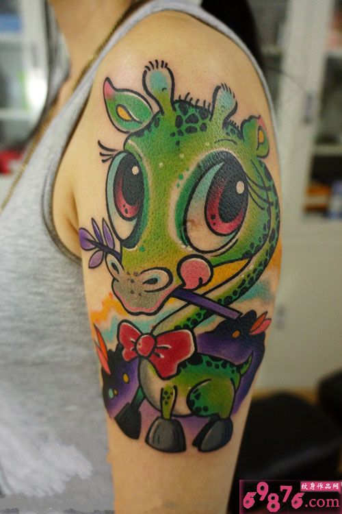 绿色萌小鹿手臂纹身图片