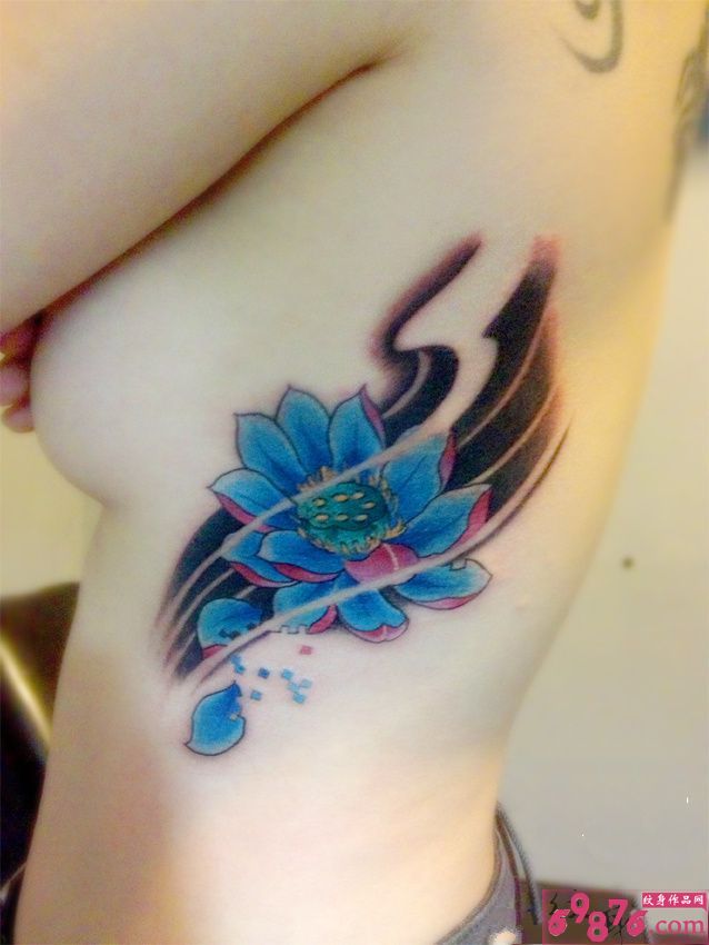 性感莲花侧腰纹身图片