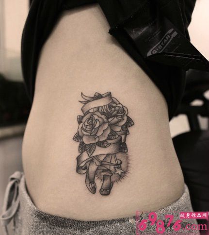 欧美风黑白玫瑰纹身图片