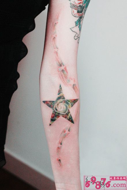 创意星空星星手臂纹身图片