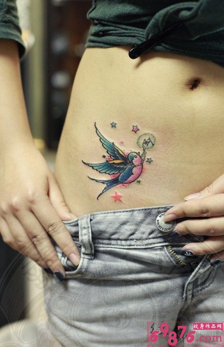 可爱燕子腰侧纹身图片