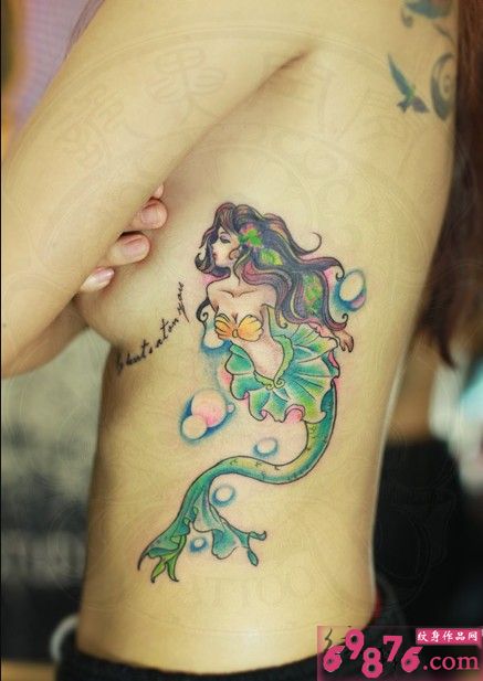 性感小美人鱼侧腰纹身图片