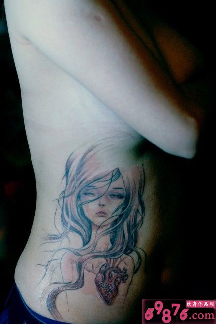 个性精灵与心脏侧腰纹身图片
