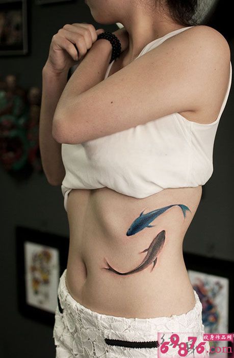 水墨风双鲤鱼腰部纹身图片