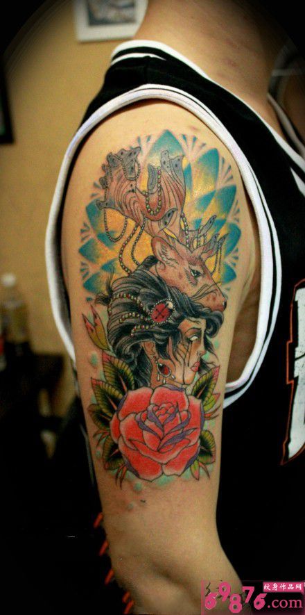 另类麋鹿与美女手臂纹身图片