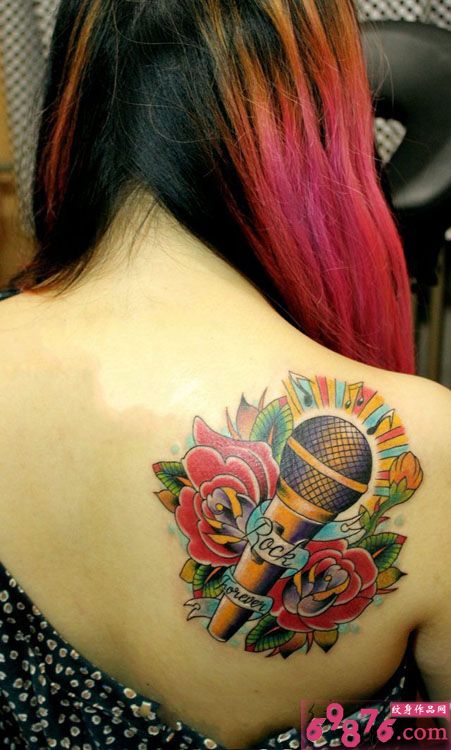 时尚音乐话筒后肩纹身图片