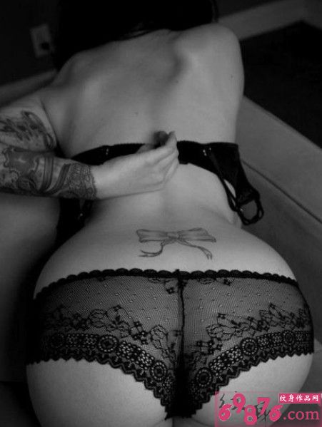 性感蝴蝶结后腰纹身图片