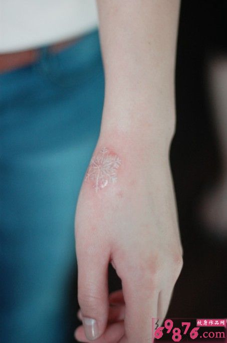 小清新白色雪花手背纹身图片