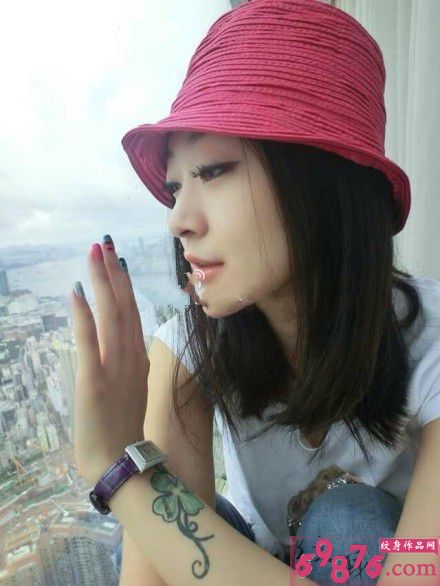 美女手臂四叶草时尚纹身图片