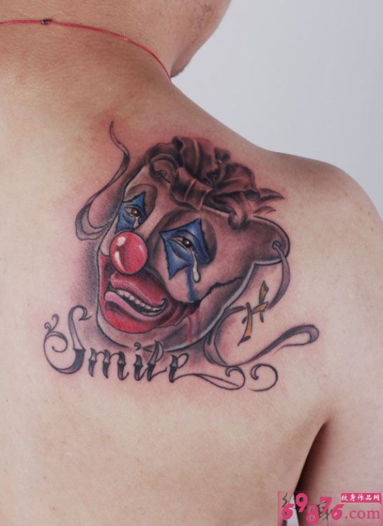 落泪小丑肩部纹身图片