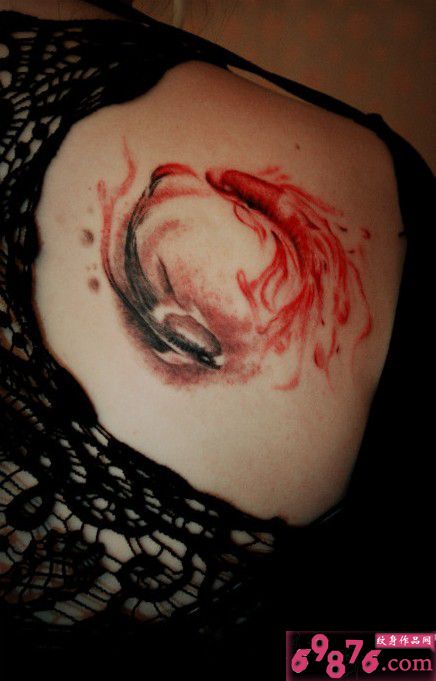 唯美功德双鱼肩部纹身图片