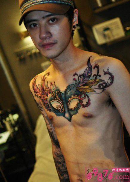 个性型男胸前时尚好看的面具纹身图案图片缩略频道推荐图