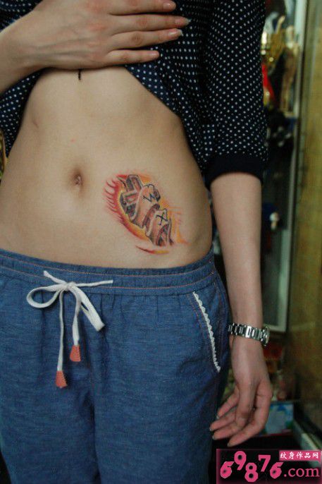 创意十字架侧腰纹身图片